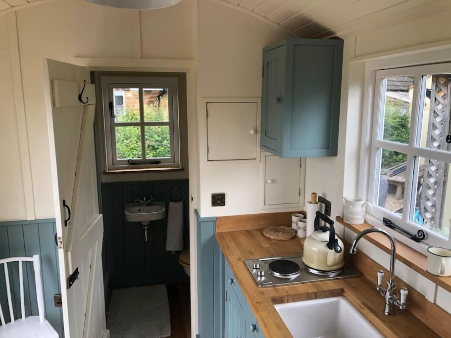 Romantic Shepherds Hut With Stunning Sunsets Hollingbourne ภายนอก รูปภาพ