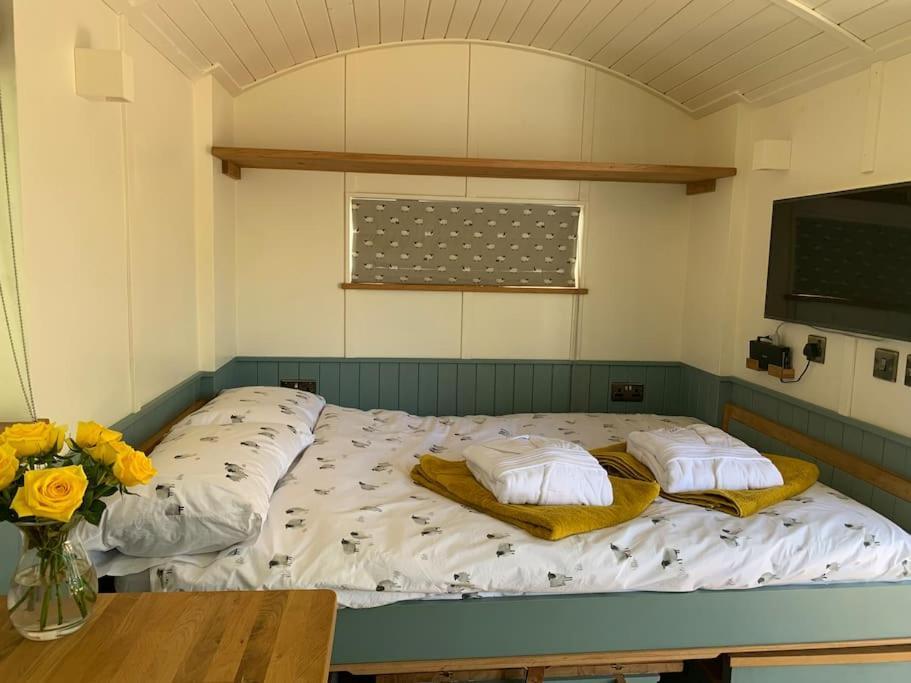Romantic Shepherds Hut With Stunning Sunsets Hollingbourne ภายนอก รูปภาพ